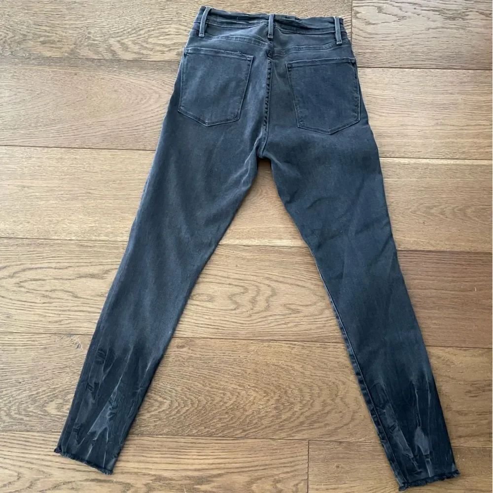 Frame Le High Skinny in Grey Whisker